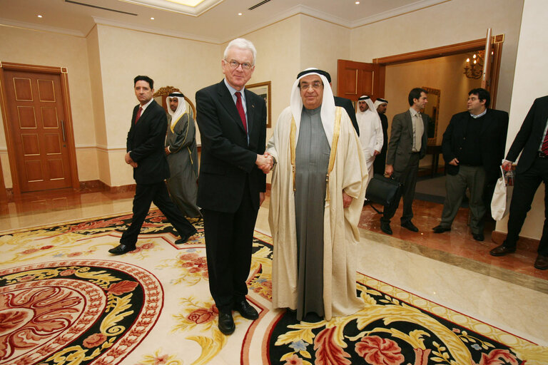 Photo 23: Hans-Gert POETTERING, EP President, makes an official visit in Bahrein - EP President with H.E. Shaikh Mohammed Bin Mbarak Al Khalifa, the Deputy Prime Minister during a meeting  in  Manama, Bahrain