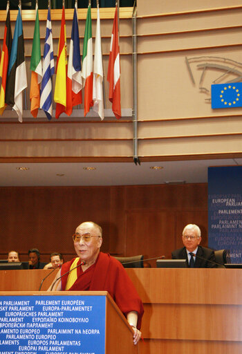 Foto 47: Plenary session in Brussels - His Holiness the XIVth Dalai Lama adresses a formal sitting