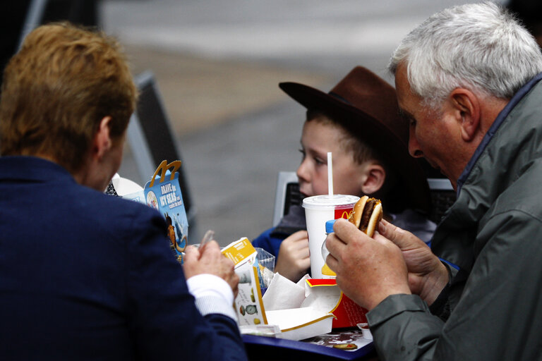 Снимка 18: People eat fast-food in London