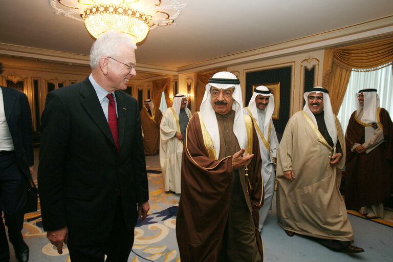 Photo 7: Hans-Gert POETTERING, EP President, makes an official visit in Bahrein - EP President with  the Prime Minister H.H. Shaikh Khalifa bin Salman Al Khalifa during their meeting in Manama, Bahrain