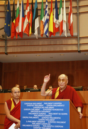 Foto 46: Plenary session in Brussels - His Holiness the XIVth Dalai Lama adresses a formal sitting