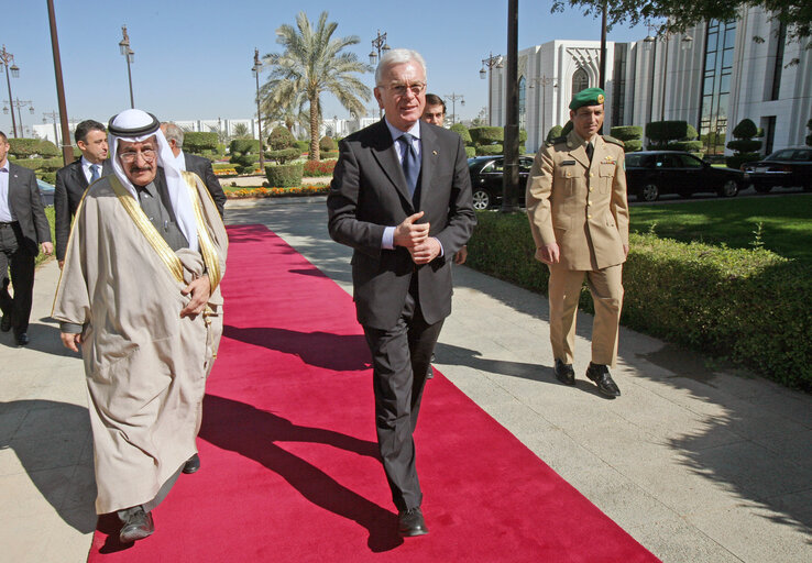 Hans-Gert POETTERING, EP President, makes an official visit in Saudi Arabia - EP President with members of the Shura in Riyadh