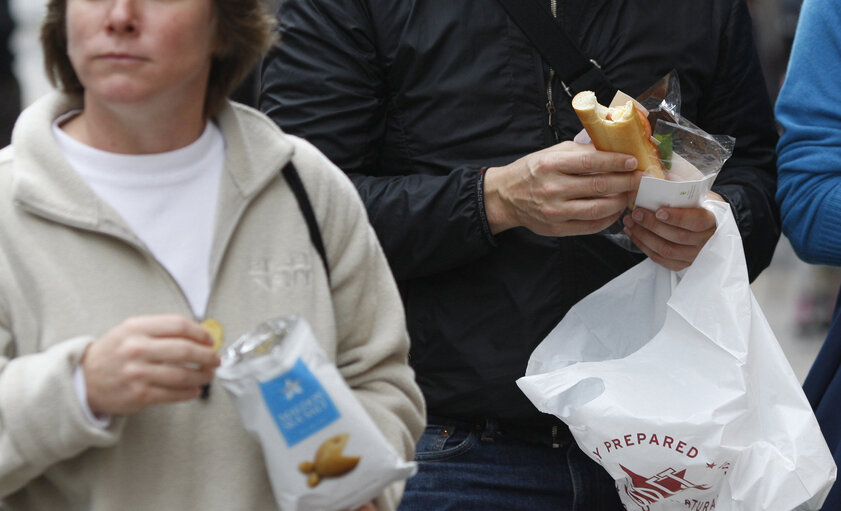 Fotografie 19: People eat fast-food in London