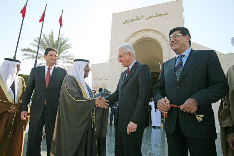 Photo 19: Hans-Gert POETTERING, EP President, makes an official visit in Bahrein - EP President with H.E. Ali bin Saleh Al Salfeh following  their meeting at the Shura Council in Manama, Bahrain
