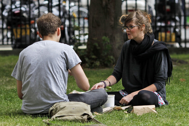 Commuters eat outside in the streets.