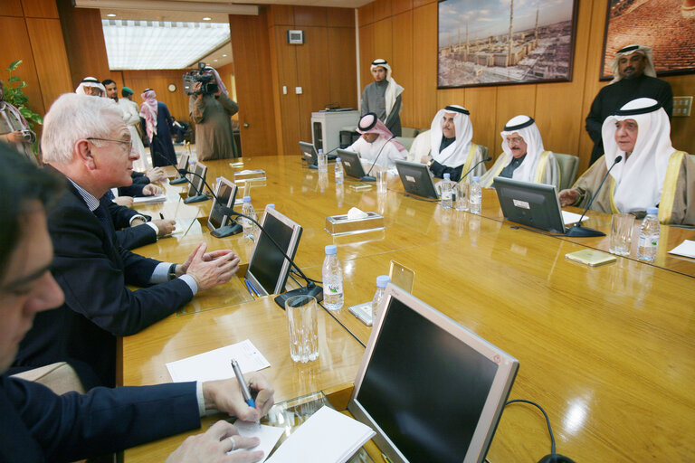 Hans-Gert POETTERING, EP President, makes an official visit in Saudi Arabia - EP President with members of the Shura in Riyadh