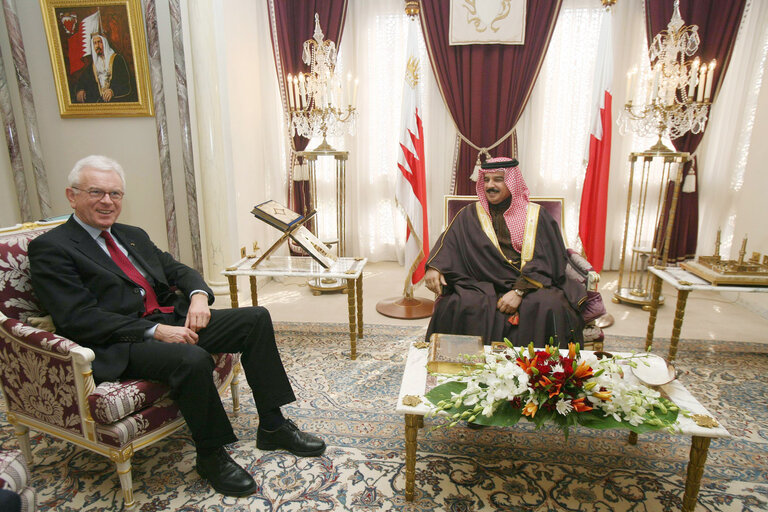 Photo 26: Hans-Gert POETTERING, EP President, makes an official visit in Bahrein - EP President with King Shaikh Hamad bin Isa Al Khalifa at the Safria Palace in Bahrain