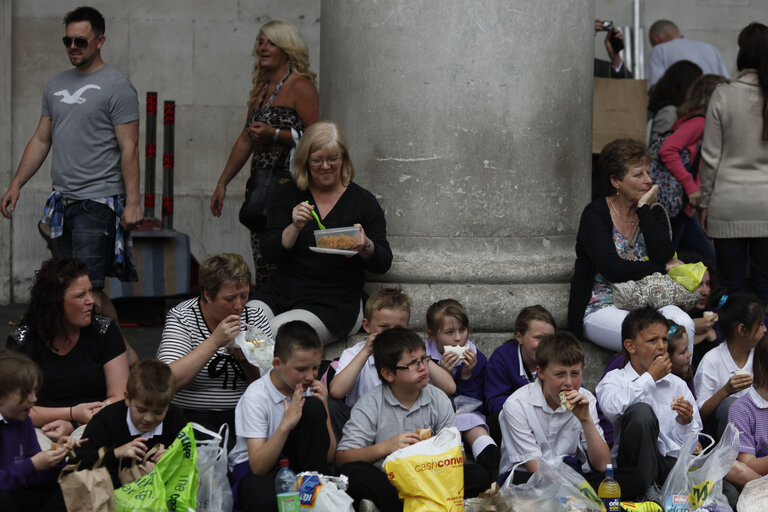 Снимка 4: Commuters eat outside in the streets.