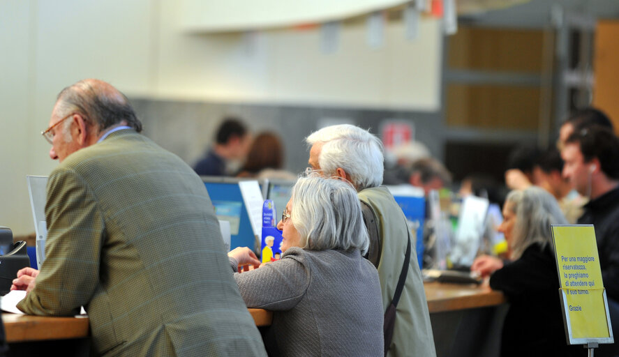 Снимка 7: People attend in the  office of 'Poste Italiane' in Rome