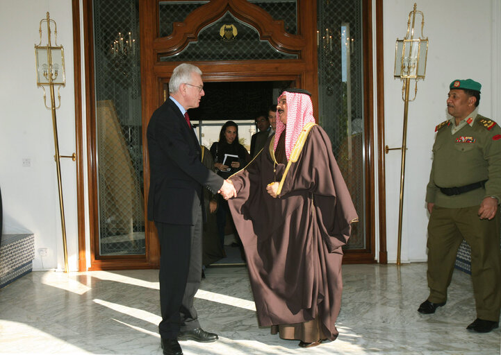 Photo 2: Hans-Gert POETTERING, EP President, makes an official visit in Bahrein - EP President bids farewell to King Shaikh Hamad bin Isa Al Khalifa at the Safria Palace in Bahrain