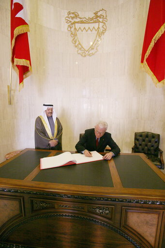 Photo 20: Hans-Gert POETTERING, EP President, makes an official visit in Bahrein - EP President with H.E. Ali bin Saleh Al Salfeh following  their meeting at the Shura Council in Manama, Bahrain