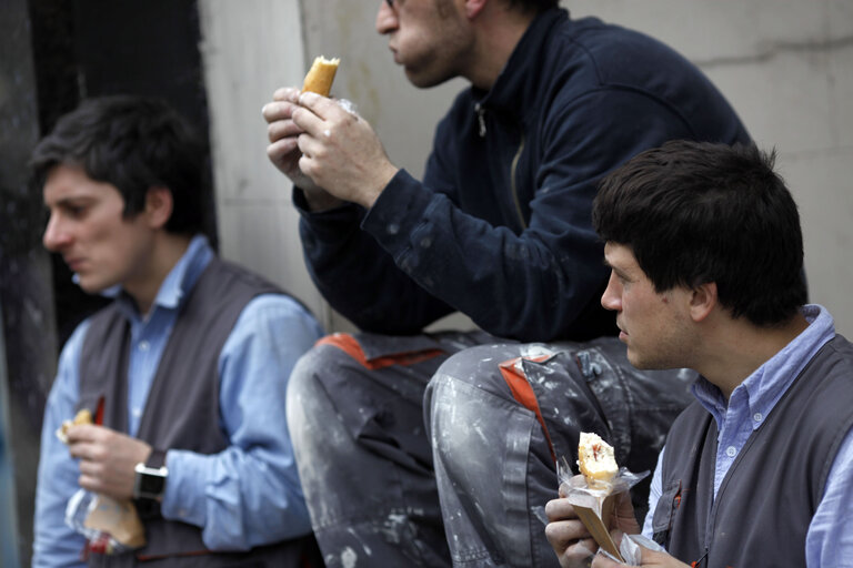 Fotografia 9: Commuters eat outside in the streets.