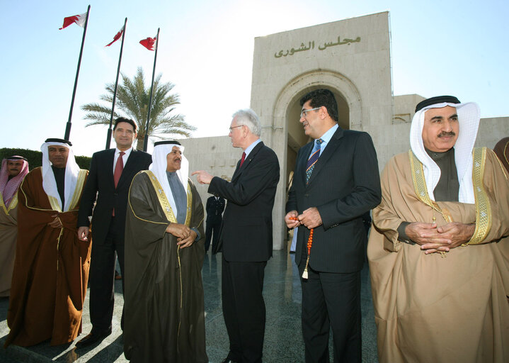 Photo 21: Hans-Gert POETTERING, EP President, makes an official visit in Bahrein - EP President with H.E. Ali bin Saleh Al Salfeh following  their meeting at the Shura Council in Manama, Bahrain