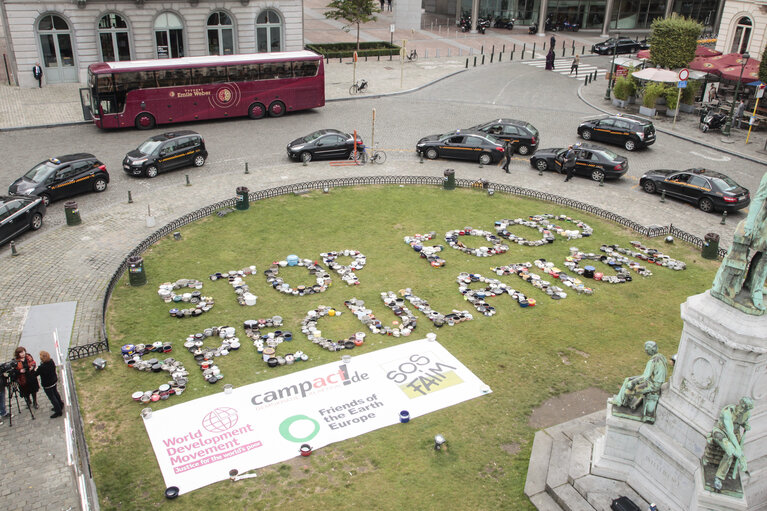 Photo 3 : Protest in front of the European Parliament against food speculation