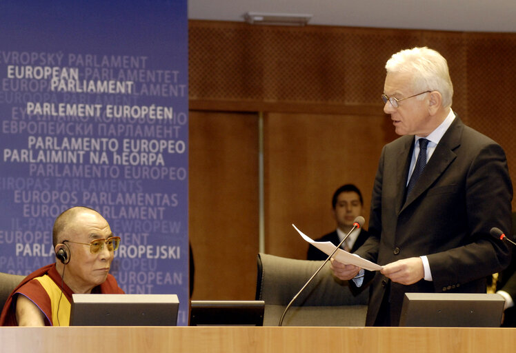 Foto 38: Plenary session in Brussels - His Holiness the XIVth Dalai Lama adresses a formal sitting