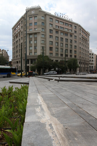 Fotó 11: Shop closed after riot damage in Athens