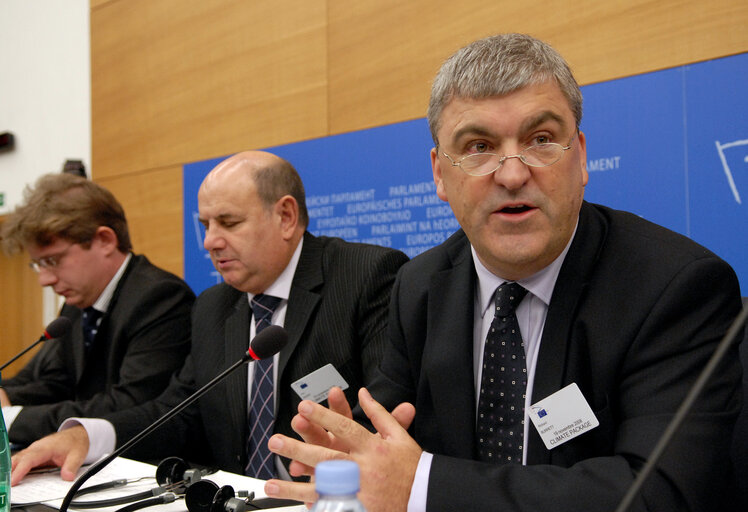 Foto 1: Press conference in Strasbourg - A Strong climate change package will be good for business and the economy