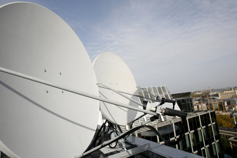 Fotografia 32: Satellite dishes on the roof of the EP.