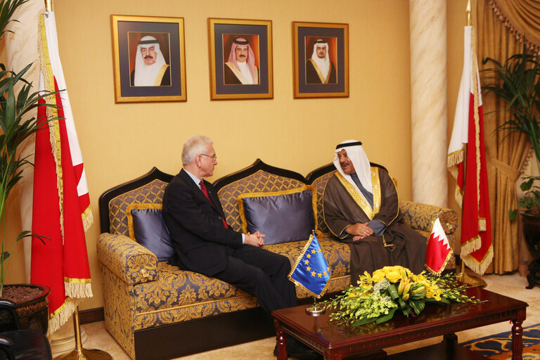 Photo 16: Hans-Gert POETTERING, EP President, makes an official visit in Bahrein - EP President with H.E. Ali bin Saleh Al Salfeh during their meeting in the Hall of Hospitality at the  Shura Council in  Manama, Bahrain