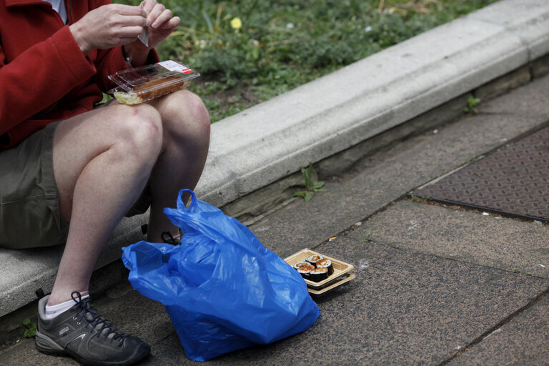 Снимка 15: Commuters eat outside in the streets.