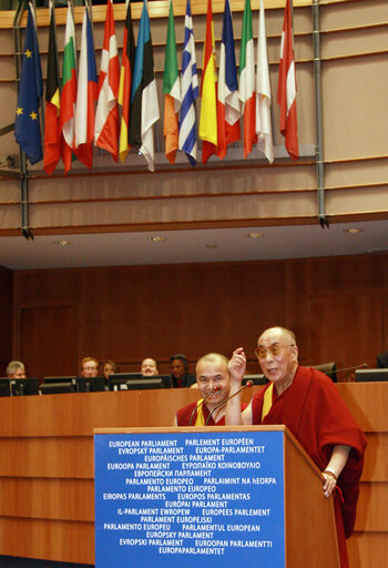 Foto 48: Plenary session in Brussels - His Holiness the XIVth Dalai Lama adresses a formal sitting