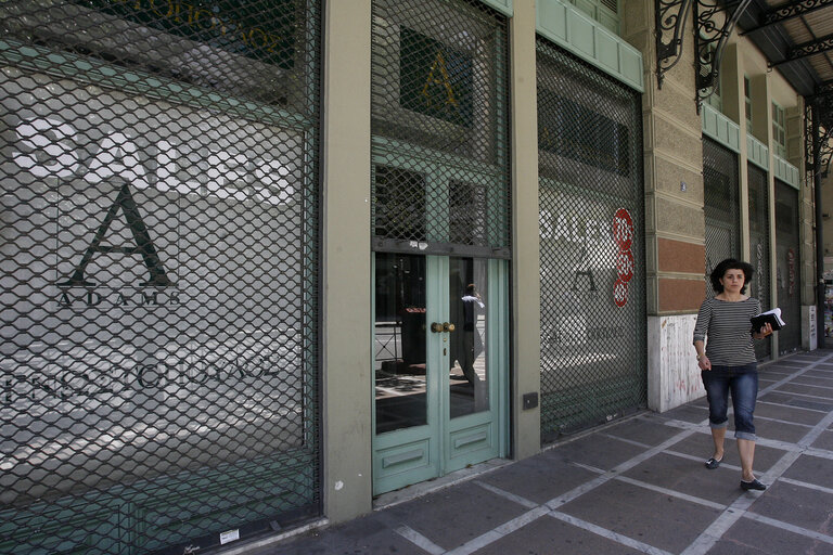 Fotó 12: Shop closed after riot damage in Athens