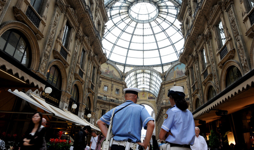 Fotografie 4: Municipal policemen standing in central Milan