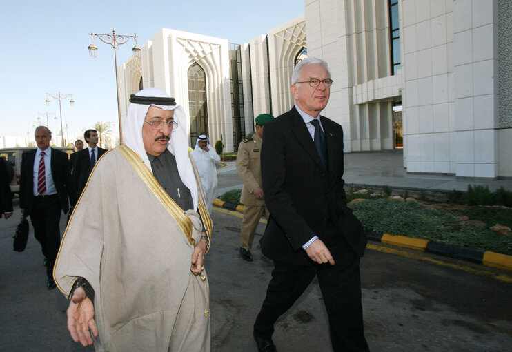 Hans-Gert POETTERING, EP President, makes an official visit in Saudi Arabia - EP President with members of the Shura in Riyadh