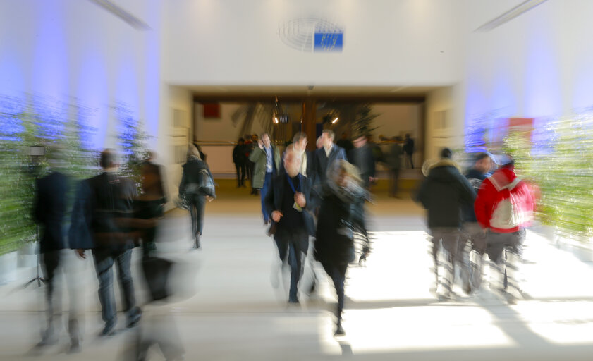 Fotografie 5: People walkng through Passerelle Karamanlis between the ASP and PHS buildings