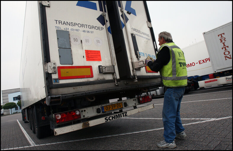 Foto 5: Luc Van Dam, 66, a truck driver since 44 years loads foodstuffs in Vlissingen, The Netherlands, to be delivered in northern France.