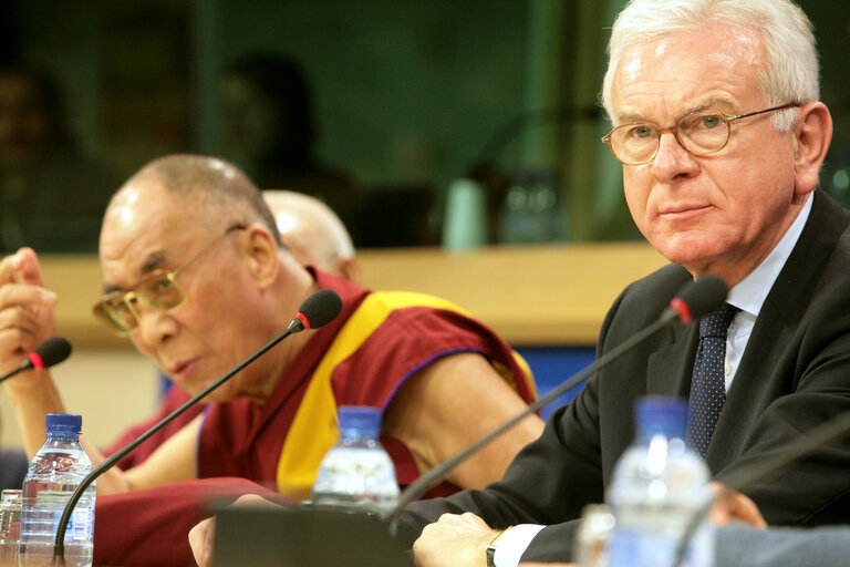 Foto 20: EP President and His Holiness the XIVth Dalai Lama hold a press conference in Brussels