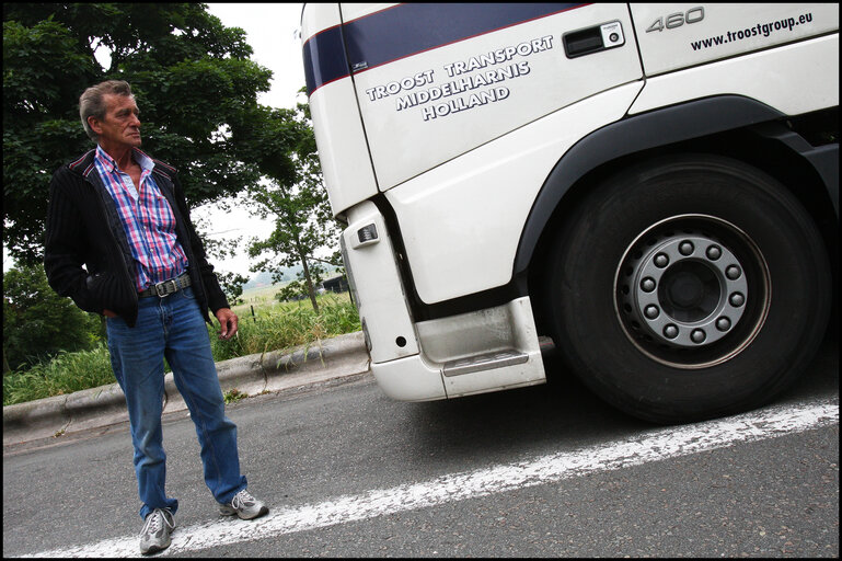 Valokuva 4: Luc Van Dam, 66, a truck driver since 44 years loads foodstuffs in Vlissingen, The Netherlands, to be delivered in northern France.