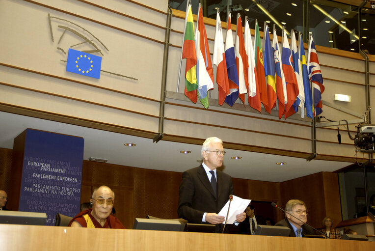 Foto 40: Plenary session in Brussels - His Holiness the XIVth Dalai Lama adresses a formal sitting