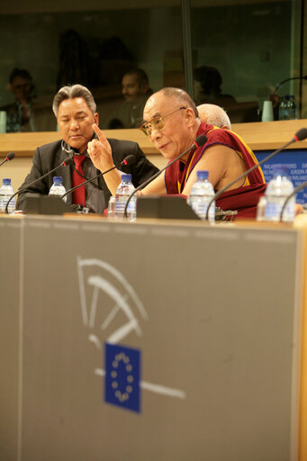 Foto 19: EP President and His Holiness the XIVth Dalai Lama hold a press conference in Brussels