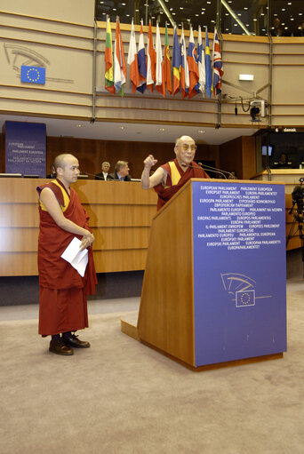 Foto 37: Plenary session in Brussels - His Holiness the XIVth Dalai Lama adresses a formal sitting