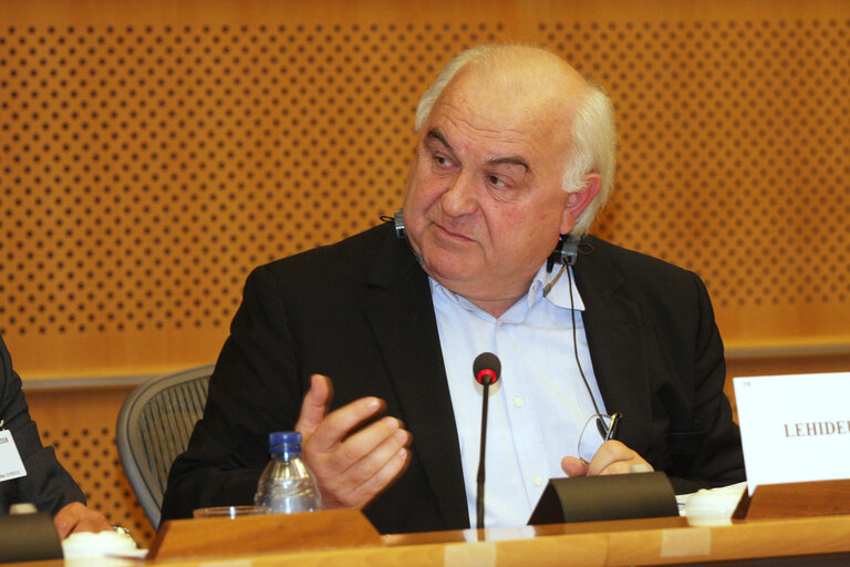 Fotografija 4: MEP Bernard LEHIDEUX attends a meeting in Brussels