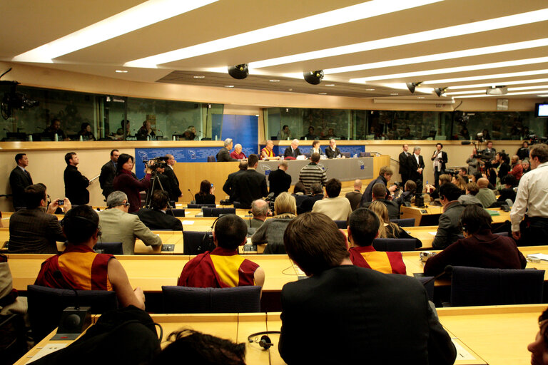 Foto 12: EP President and His Holiness the XIVth Dalai Lama hold a press conference in Brussels