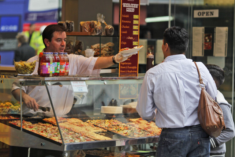 Fotografija 10: Commuters eat outside in the streets.