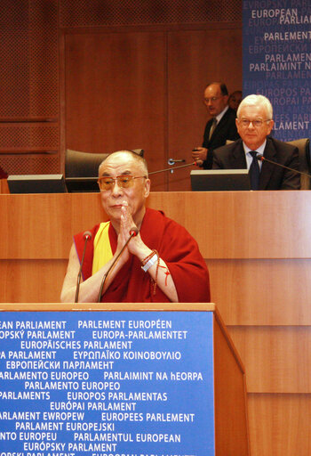 Foto 49: Plenary session in Brussels - His Holiness the XIVth Dalai Lama adresses a formal sitting