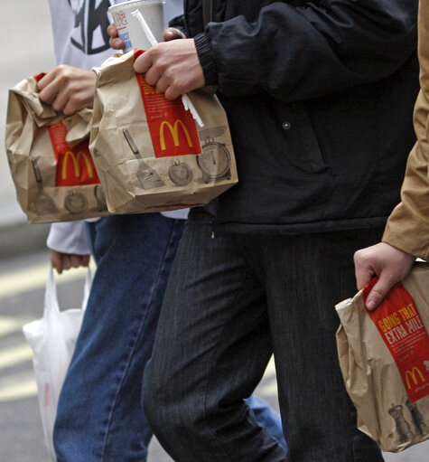 Fotografie 21: People eat fast-food in London