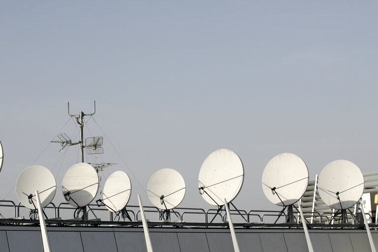 Fotografija 36: Satellite dishes on the roof of the EP.