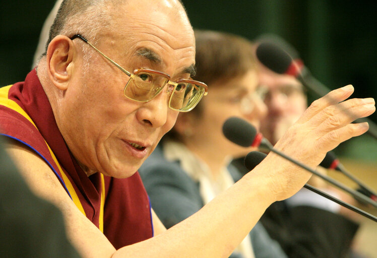 Foto 15: EP President and His Holiness the XIVth Dalai Lama hold a press conference in Brussels