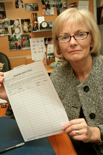 Fotogrāfija 2: MEP Glenys KINNOCK signs a petition in support to Adela Mahoro Mugabo