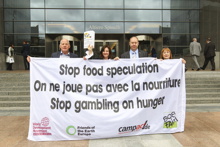 Fotografie 7: Demonstration of S&D MEPs Stop Food Speculation