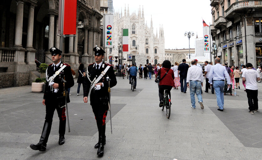 Fotografie 2: Italian Carabinieri in central Milan