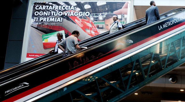 Fotografie 18: People walking in the metro station Garibaldi in Milan