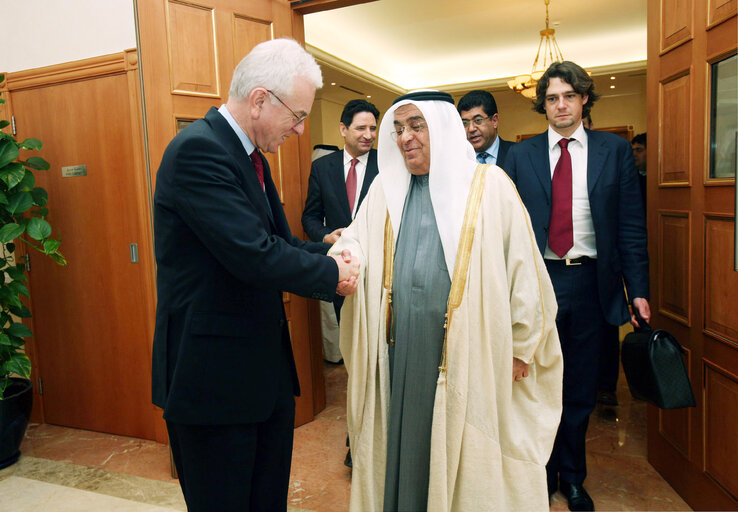Photo 22: Hans-Gert POETTERING, EP President, makes an official visit in Bahrein - EP President with H.E. Shaikh Mohammed Bin Mbarak Al Khalifa, the Deputy Prime Minister during a meeting  in  Manama, Bahrai