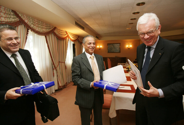 Fotografi 6: Hans-Gert POETTERING, EP President, makes an official visit in Saudi Arabia - EP President during a meeting with the Shura Council (Joint Committee for Foreign Affairs and Committee for the Relations with the EU ) in Riyahd, Saudi Arabia