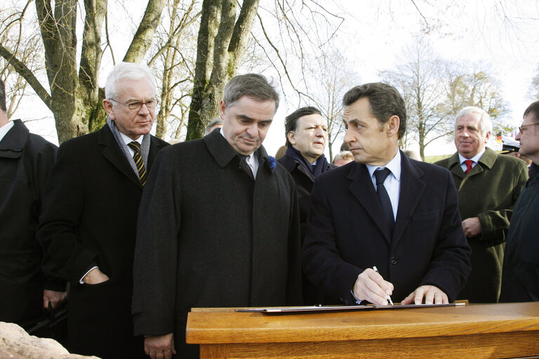 Fotografija 11: French President and his wife, Bundesrat President, EP President, EC President, and other officials attend a commemorative ceremony in a German cemetery in Ville Devant Chaumont, near Verdun