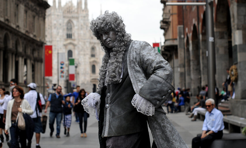 Fotografie 21: Street artist performing in front of Duomo in Milan